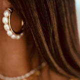 Argola M com Pérolas Barrocas