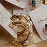 Argola M com Pérolas Barrocas