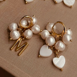 Brincos Cacho de Pérolas com Pingentes em Madrepérola e Inicial