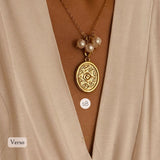 Colar Medalha Oval Tulipa com Pérola Barroca