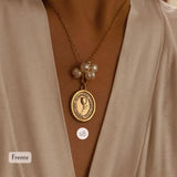 Colar Medalha Oval Tulipa com Pérola Barroca