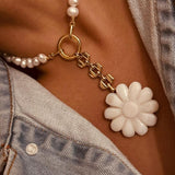 Colar Pérolas Barrocas Com Pingente Margarida em Madrepérola Esculpido a Mão