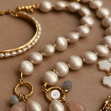 Pulseira com Pérolas Moeda Shell e Pingentes em Quartzo Rosa e Jade Azul