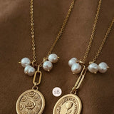 Colar Medalha Oval Tulipa com Pérola Barroca