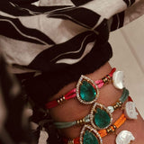 Pulseira Fio de Seda com Gota em Zircônia e Pedraria , Elefante Madrepérola e Tassel